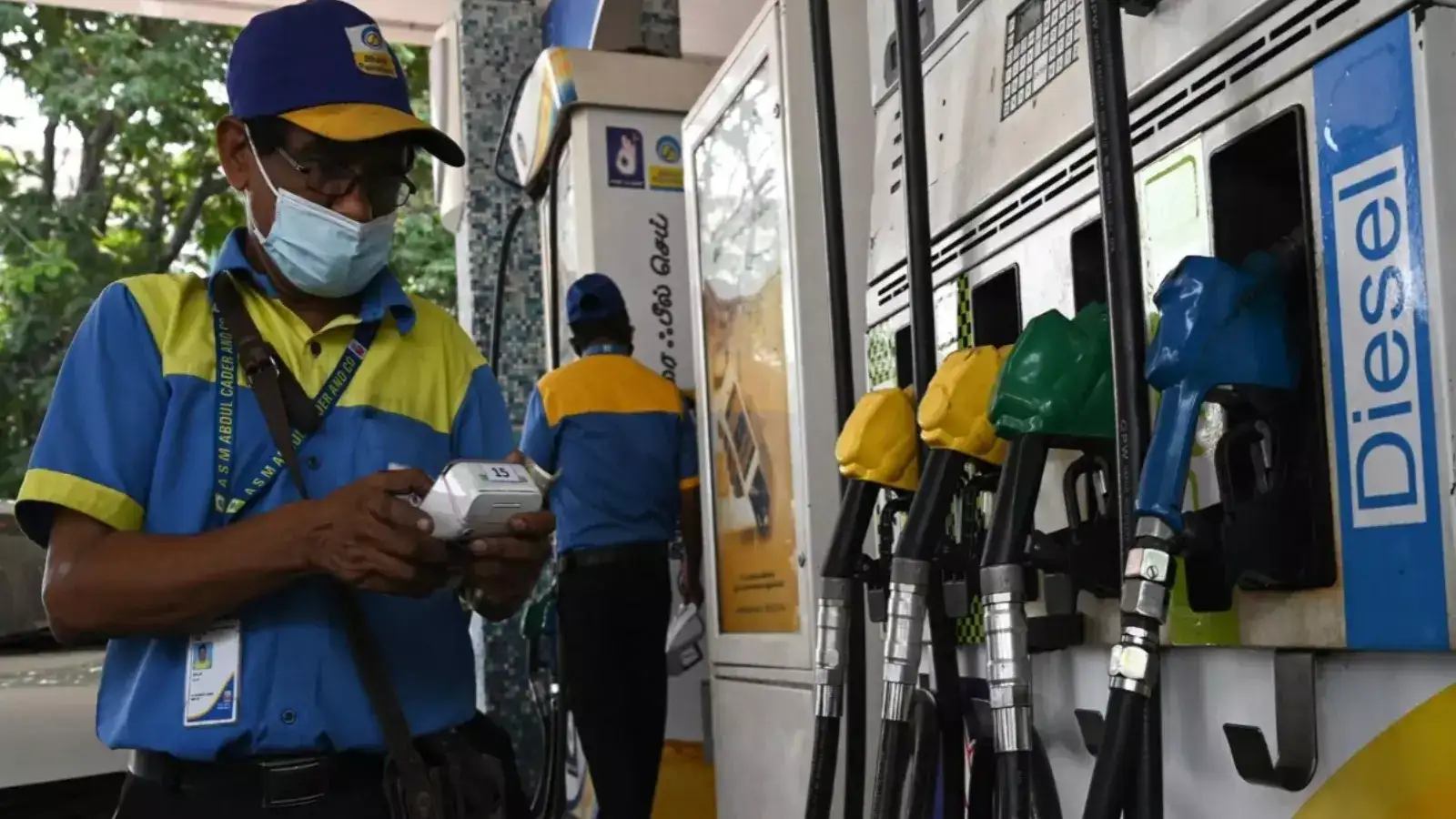 வாகன ஓட்டிகளுக்கு ஷாக்கிங் நியூஸ்.. அதிரடியாக உயர்ந்த பெட்ரோலின் விலை! 