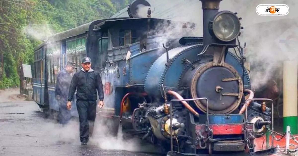 Toy Train Darjeeling : দার্জিলিঙে লাইনচ্যুত টয়ট্রেন, শনির সকালে পাহাড় তোলপাড় – darjeeling toy train derailed near ghum station in darjeeling