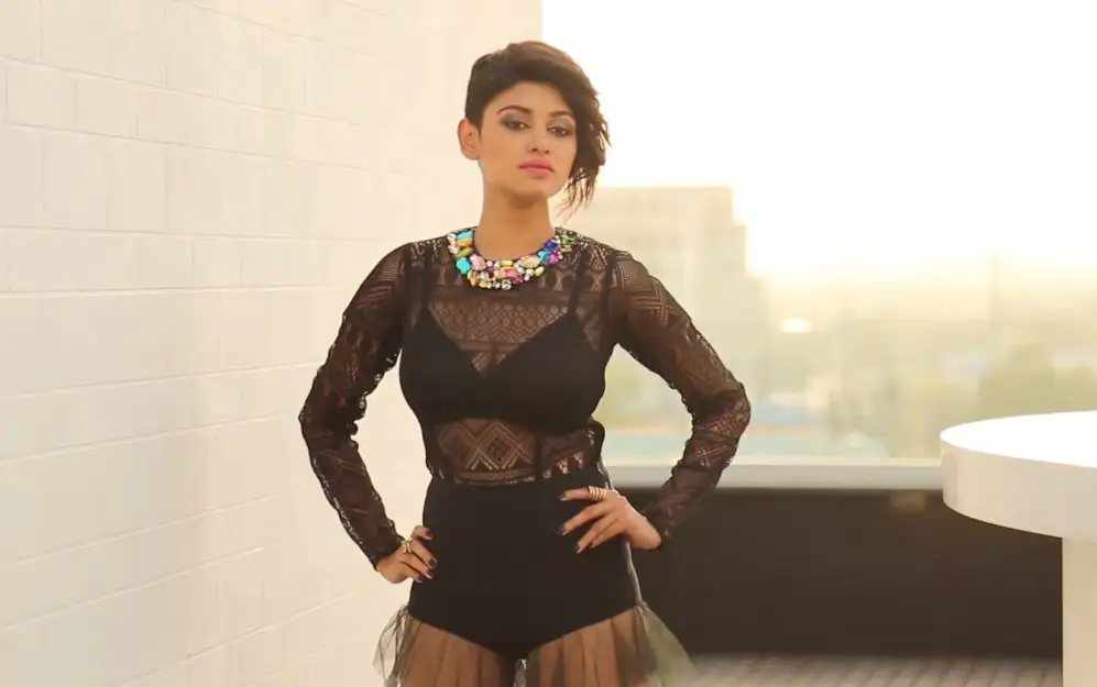 Oviya,அரைகுறை உடையில் கவர்ச்சி போட்டோஷூட் நடத்திய களவாணி நடிகை! - bigg