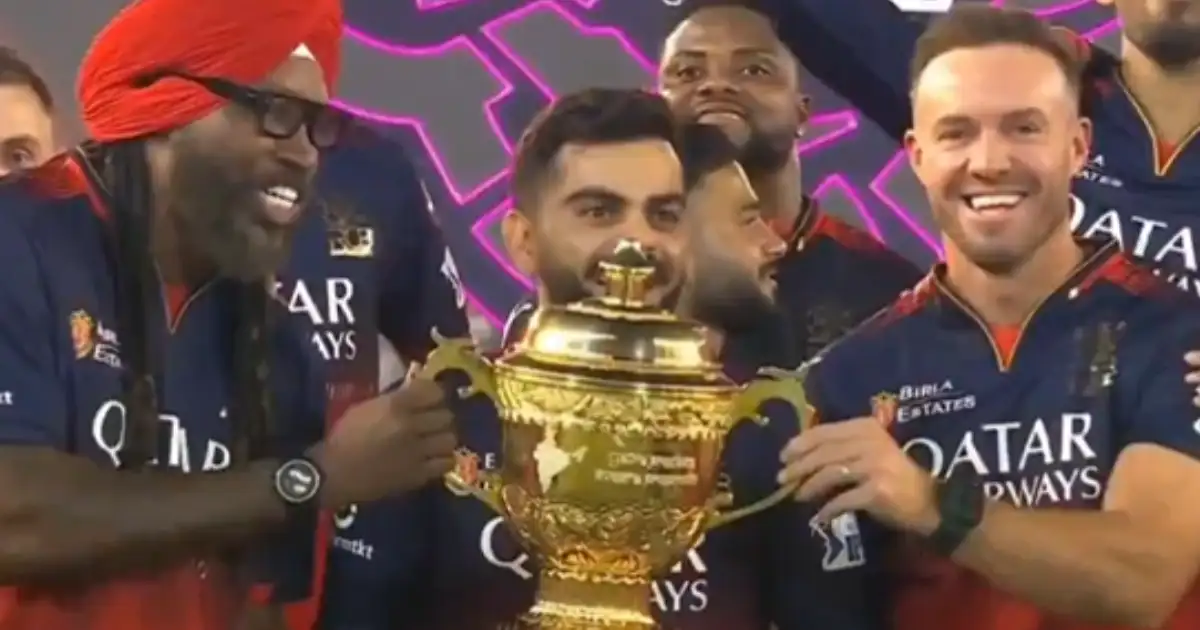 ഈ കാഴ്ച ഇരട്ടിമധുരം; കോഹ്‌ലിയും ഗെയിലും ഡിവില്ലേഴ്‌സും ഒരുമിച്ച് ആ കപ്പ് ഉയർത്തി; ദൃശ്യങ്ങൾ ഏറ്റെടുത്ത് ആഘോഷിച്ച് സോഷ്യൽ മീഡിയ