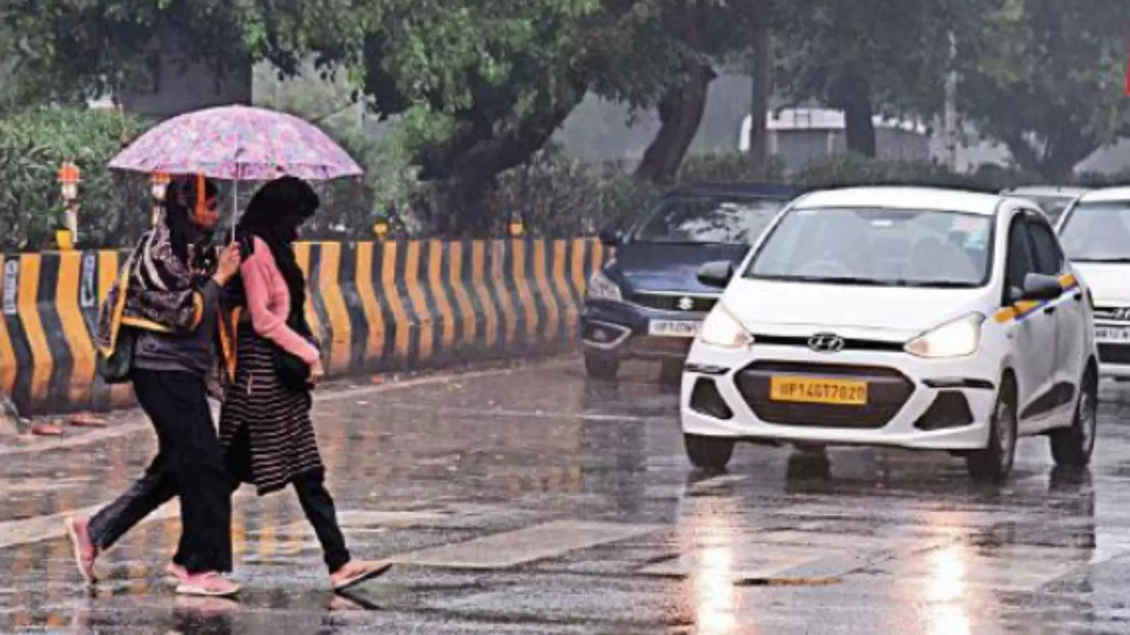 Noida Weather: नोएडा-ग्रेटर नोएडा में बारिश के साथ गिरे ओले, आज भी हो सकती है बारिश