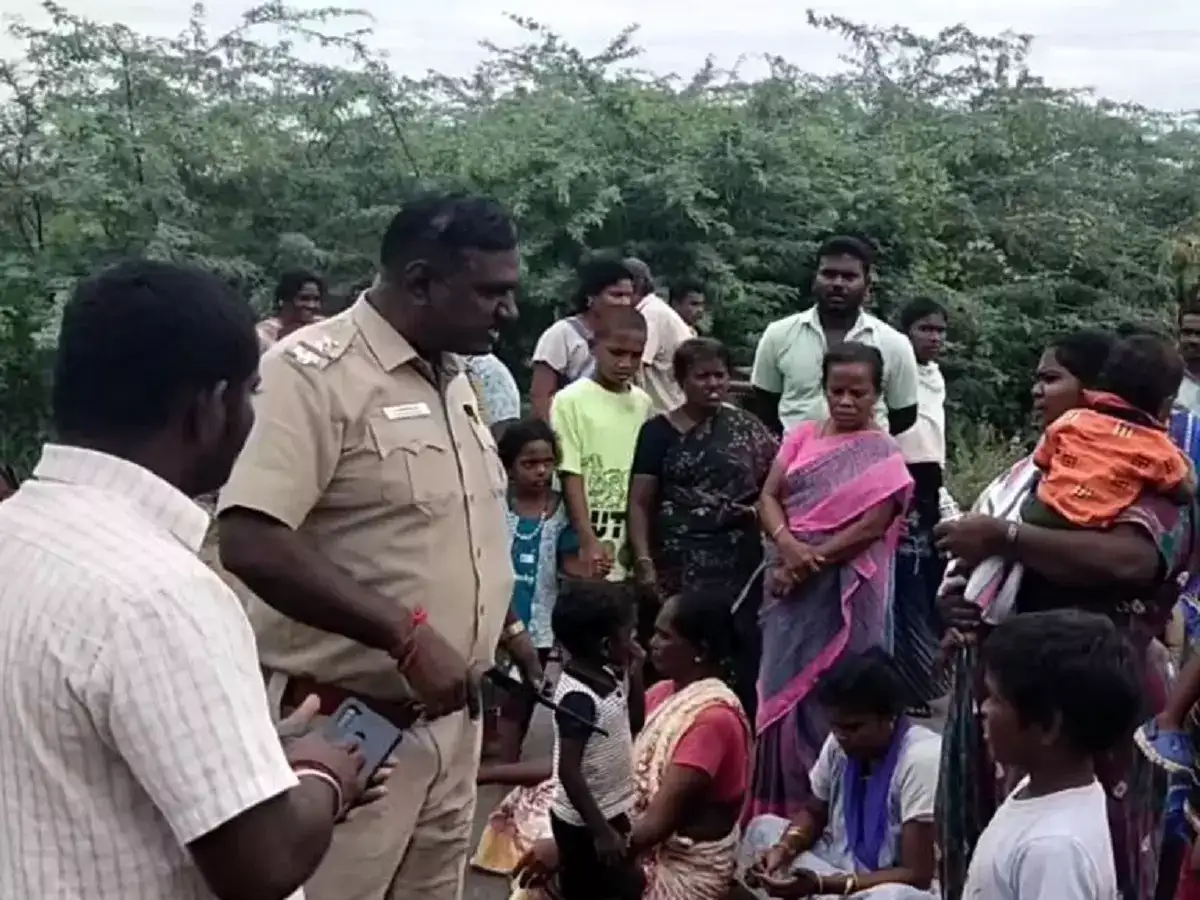 கரூரில் பெட்ரோல் பாட்டிலுடன் பொதுமக்கள் சாலை மறியல்! 