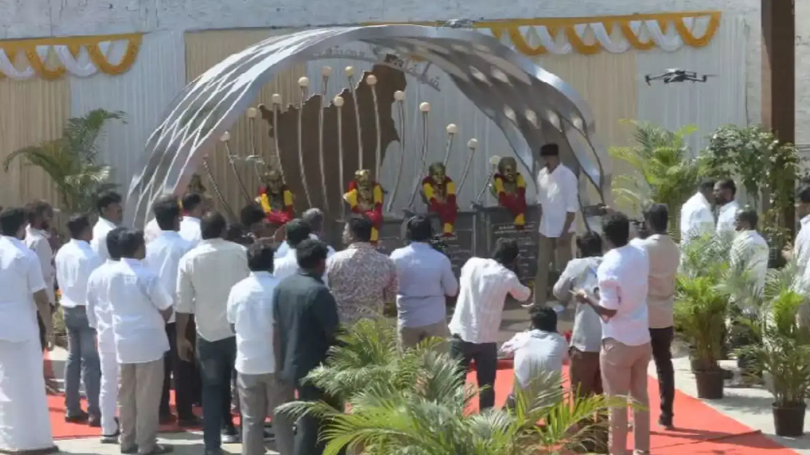 தவெக ஆண்டுவிழா: தலைவர்களின் சிலையை திறந்து வைத்தார் விஜய்.. மகளிருக்கு நலத்திட்ட உதவிகளை வழங்கி வாழ்த்து! 