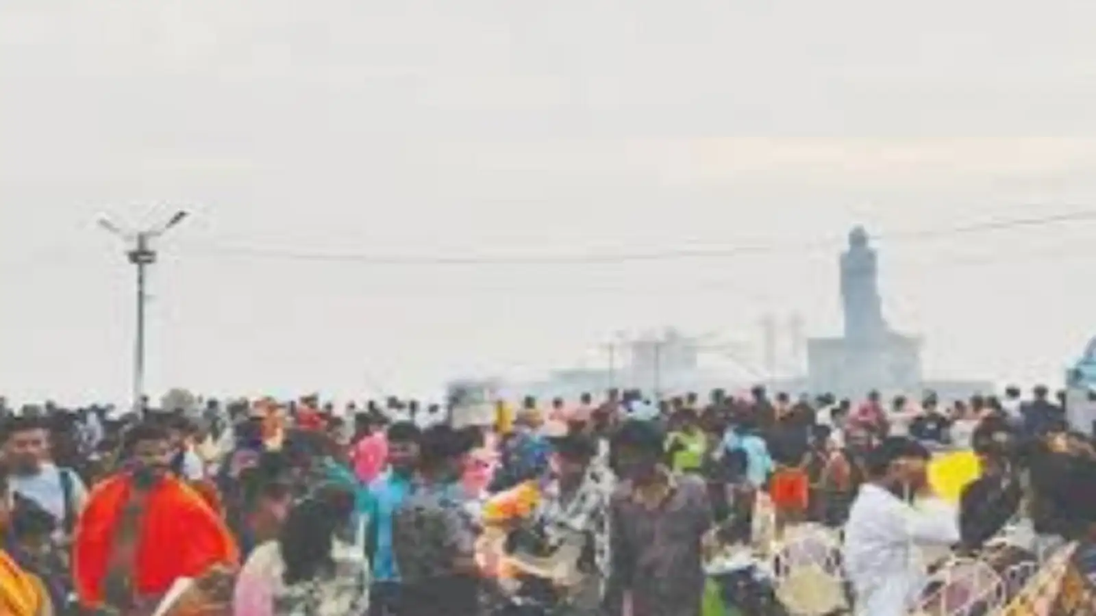 ஞாயிறு விடுமுறை எதிரொலி; கன்னியாகுமரியில் அலைமோதிய சுற்றுலாப் பயணிகள்! 