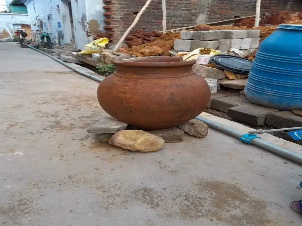 மதுரையில் கழிவு நீர் தொட்டிகாக தோண்டப்பட்ட குழி... பெருங்கற்கால முதுமக்கள் தாழி கண்டெடுப்பு..! 