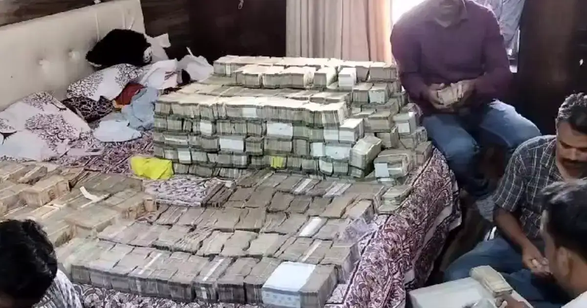 महाराष्ट्रात झाली ५८ कोटींहून अधिकची फसवणूक; आरोपीच्या ठिकाणी छापा टाकला आणि पोलिसांना सापडले… महाराष्ट्रात झाली ५८ कोटींहून अधिकची फसवणूक; आरोपीच्या ठिकाणी छापा टाकला आणि पोलिसांना सापडले…