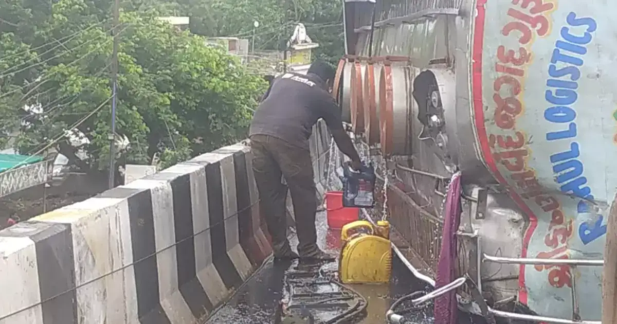 डिझेल टँकर पलटी झाला; मदत करण्याऐवजी लुटण्यासाठी नागरिकांची झुंबड डिझेल टँकर पलटी झाला; मदत करण्याऐवजी लुटण्यासाठी नागरिकांची झुंबड