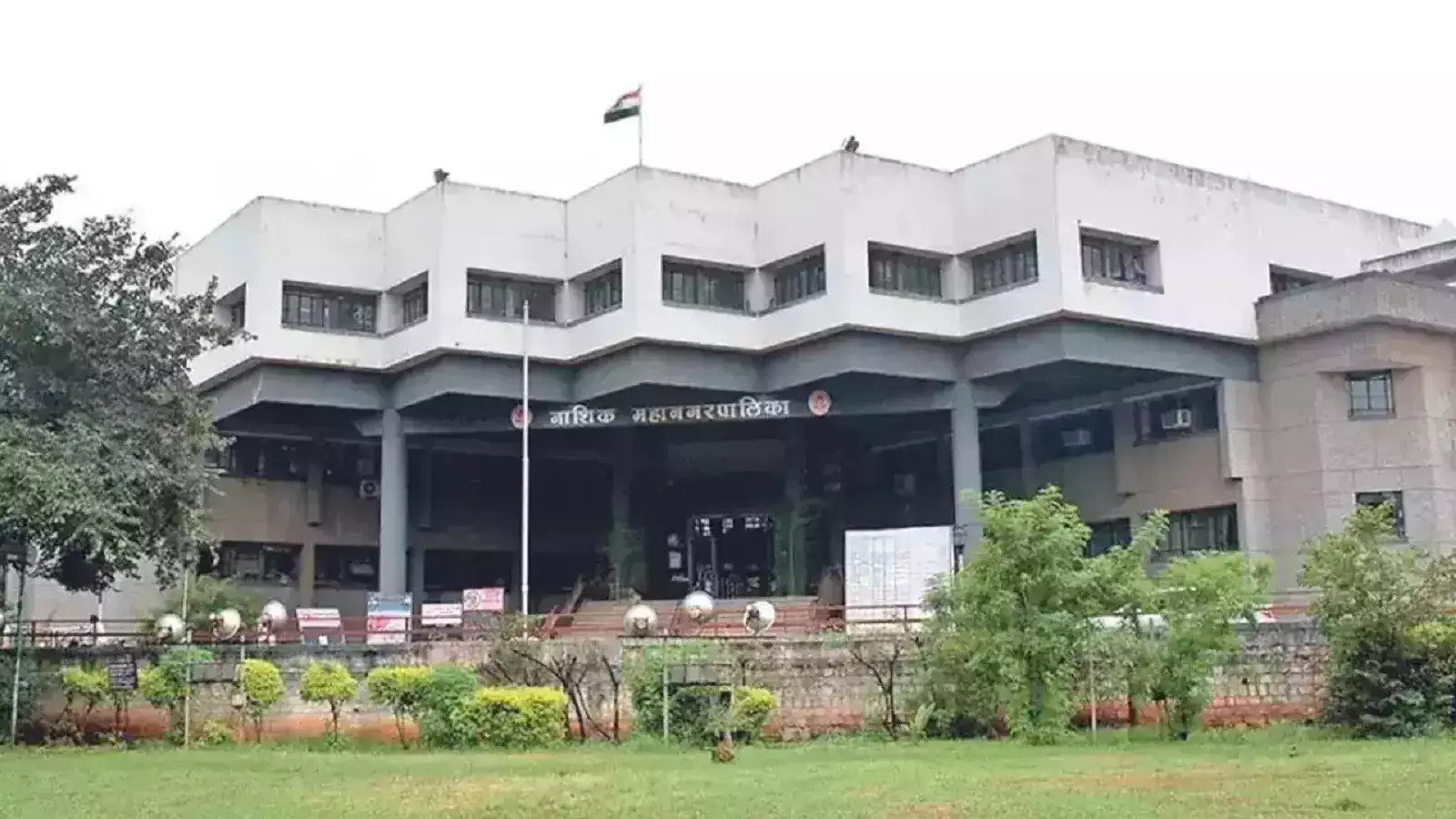 plot reservation issue on nashik gangapur road ; बिल्डरअधिकारी युतीवर