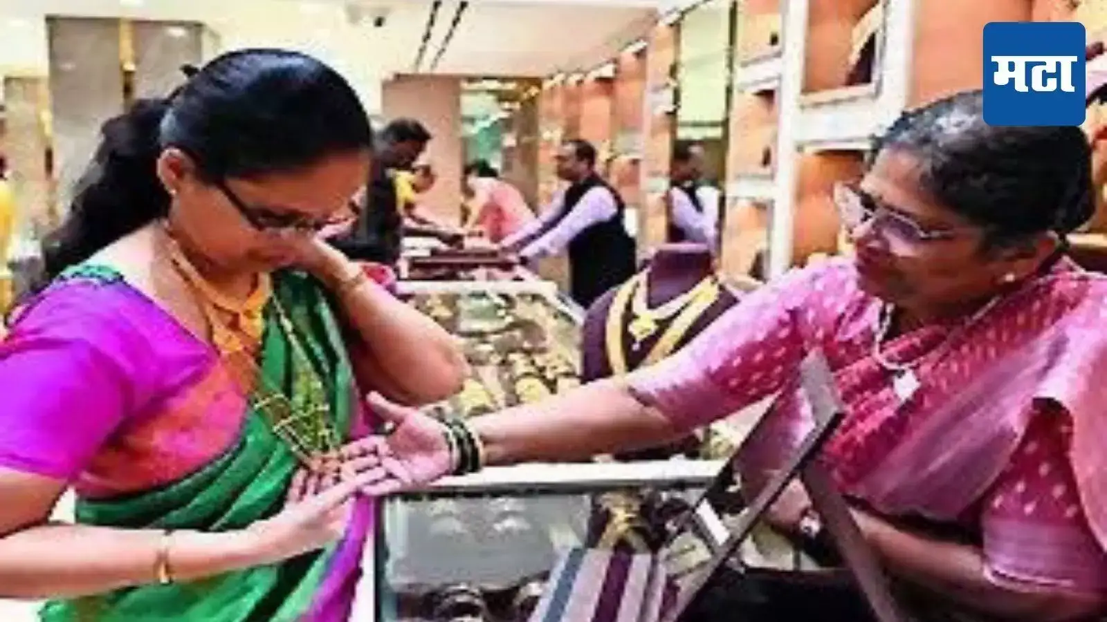 Gold Buying on Dussehra : सोने खरेदीचा लखलखाट, सोन्याचे दर उच्चांकी तरी दसऱ्याच्या दिवशी खरेदीचा उत्साह Gold Buying on Dussehra : सोने खरेदीचा लखलखाट, सोन्याचे दर उच्चांकी तरी दसऱ्याच्या दिवशी खरेदीचा उत्साह