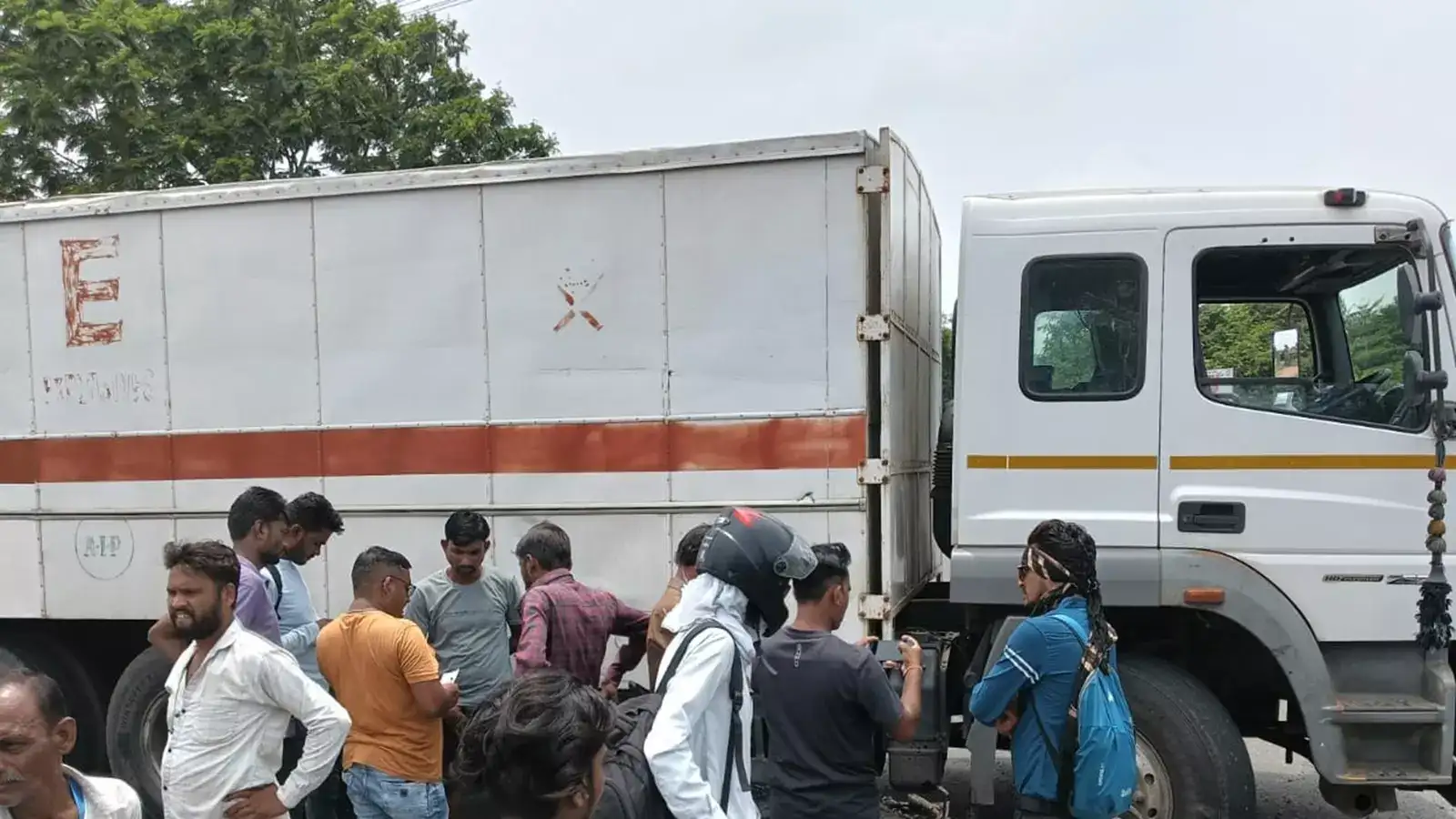 भीषण! कंटेनर चालकाची एक चूक अन् दुचाकीस्वाराचा जागीच मृत्यू, घटनेनं नागपुरात हळहळ भीषण! कंटेनर चालकाची एक चूक अन् दुचाकीस्वाराचा जागीच मृत्यू, घटनेनं नागपुरात हळहळ