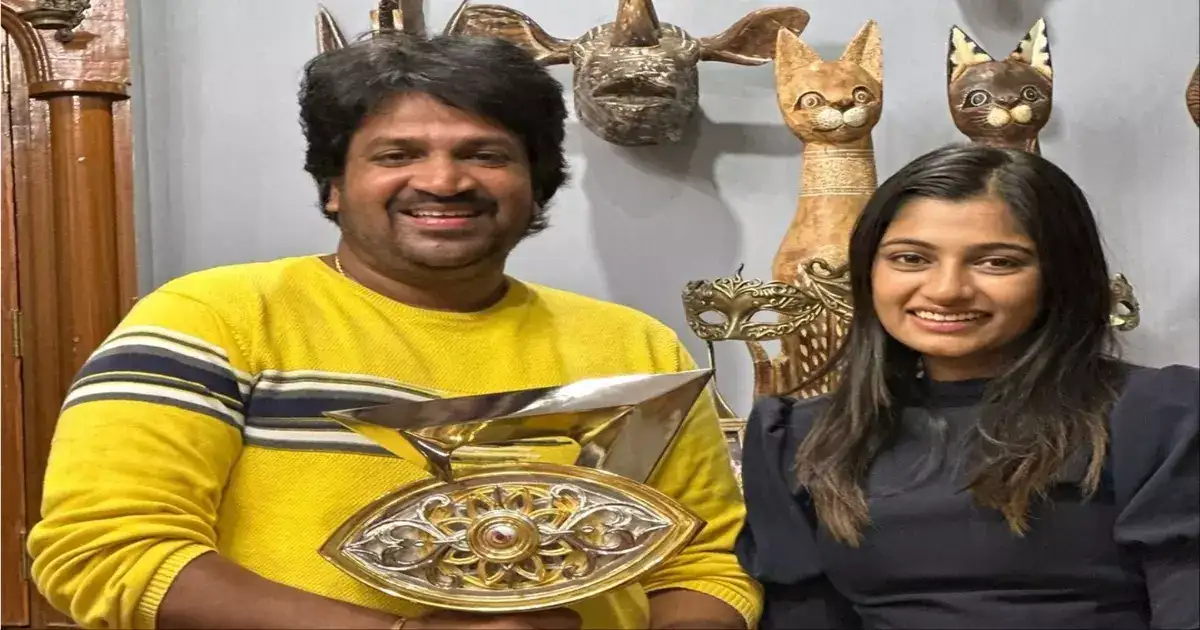 பிக் பாஸ் கோப்பையோடு அர்ச்சனா சந்தித்த இந்த நபர் யாருனு தெரியுமா ? அட, இவரு அர்ச்சனாவோட வாத்தியார் இல்லைங்க.. 