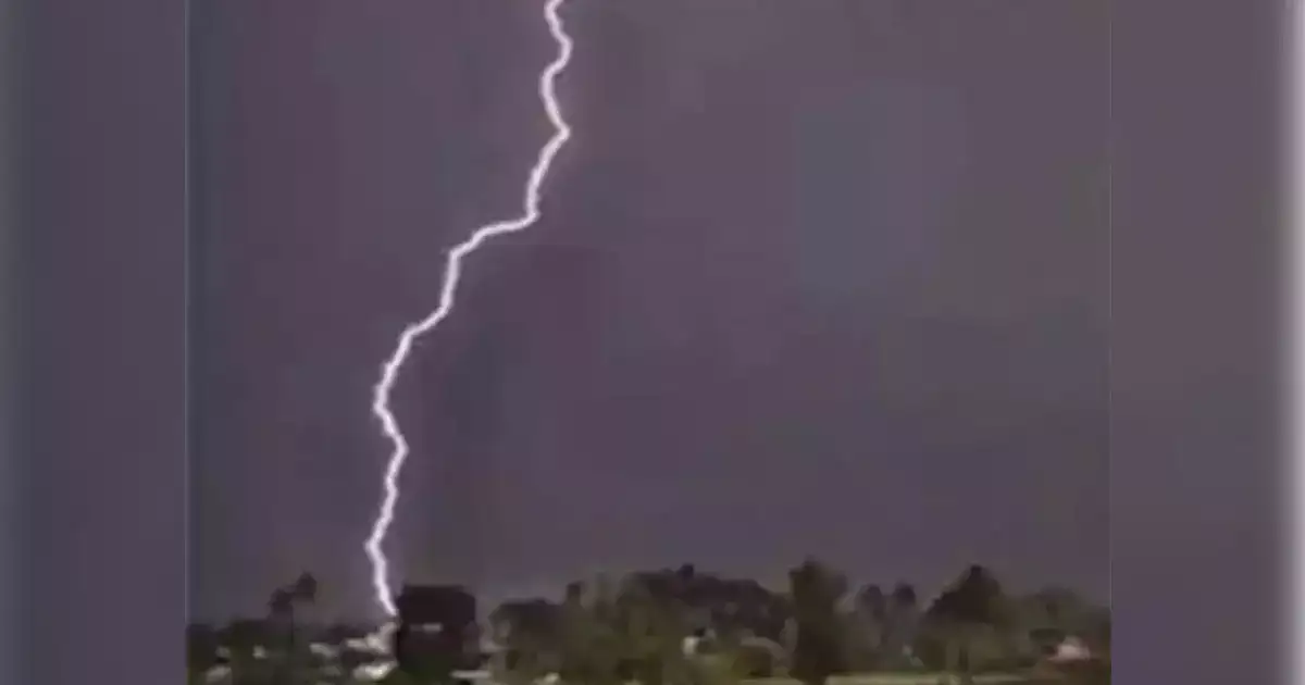 विदर्भावर आभाळ कोसळलं! वीज पडून अनर्थ; सहा जणांचा मृत्यू, चंद्रपुरात पावसाचा हाहाकार विदर्भावर आभाळ कोसळलं! वीज पडून अनर्थ; सहा जणांचा मृत्यू, चंद्रपुरात पावसाचा हाहाकार