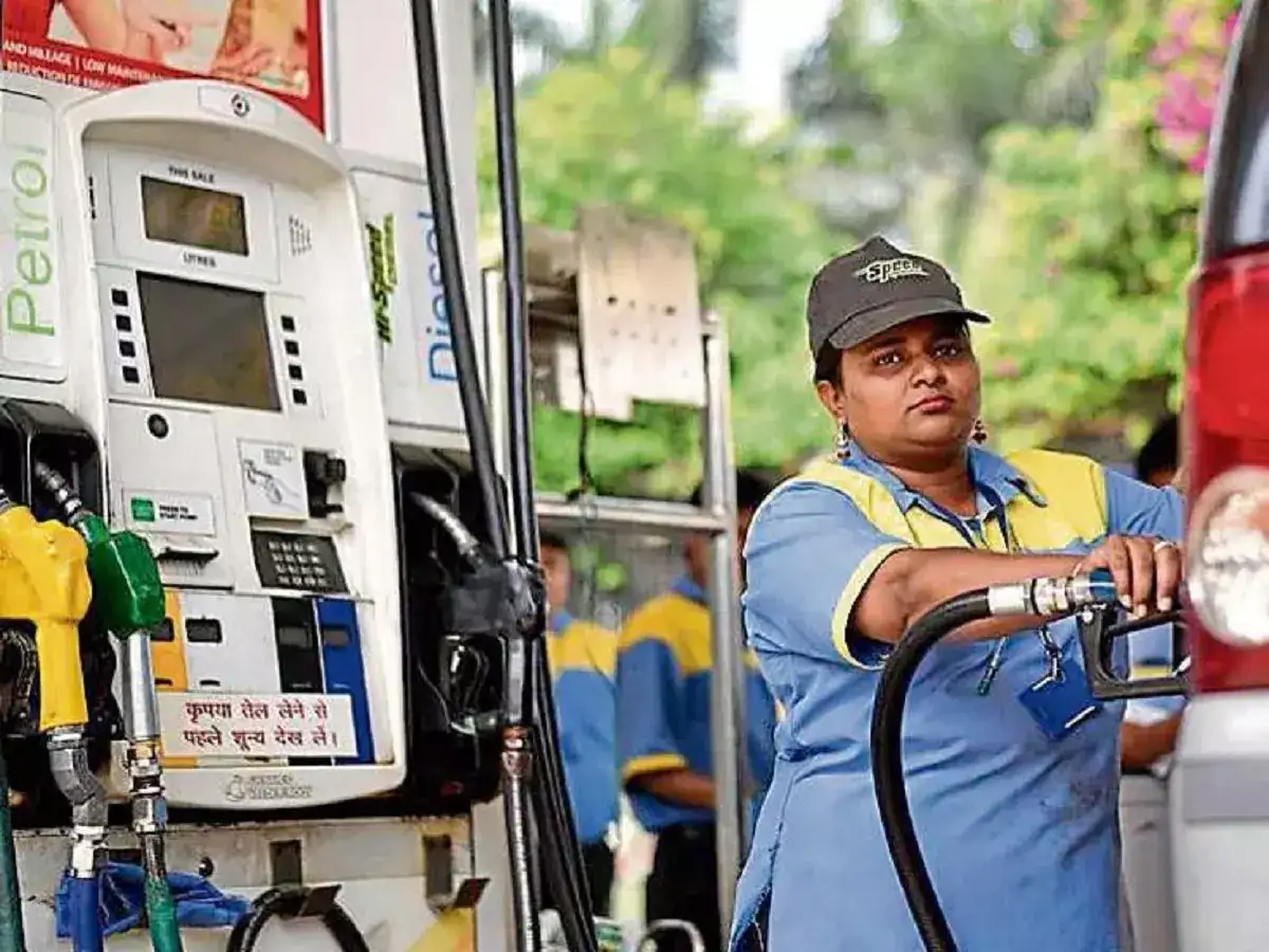 இன்னைக்கு தயங்காம பெட்ரோல் போடலாம்.. விலை மெகா குறைப்பு! 