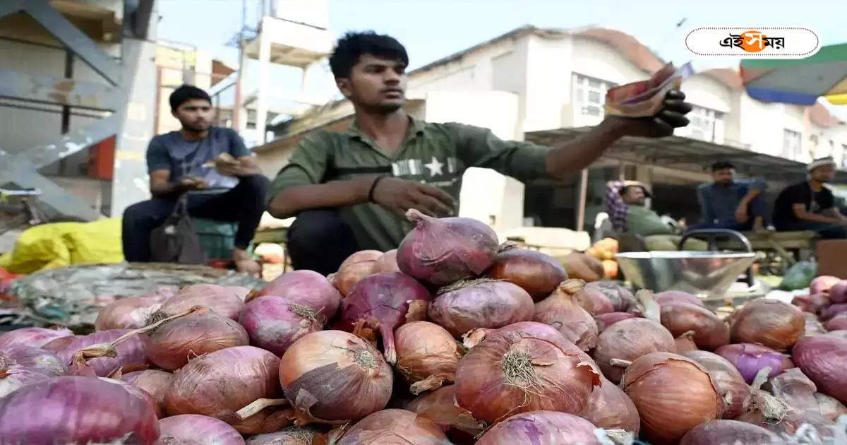 Onion Price: রান্নাঘরে বাড়ন্ত পেঁয়াজ! দাম বাড়তেই কালোবাজারি শুরু, নাভিশ্বাস মধ্যবিত্তের – onion price hike reason in west bengal