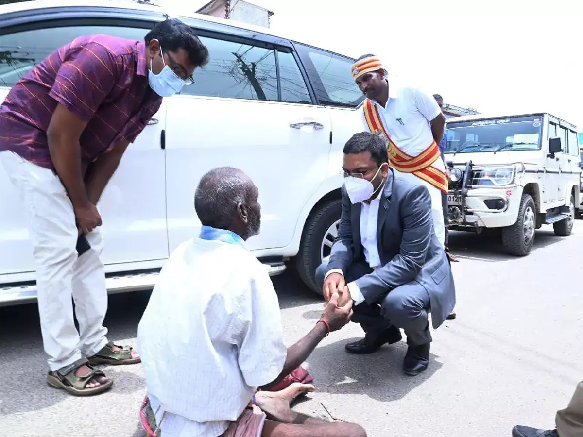 விழுப்புரம்: திடீரென காரிலிருந்து இறங்கி முதியவர் பக்கத்தில் அமர்ந்த கலெக்டர்.. பொதுமக்கள் நெகிழ்ச்சி! 