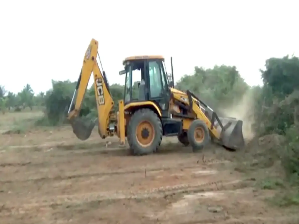 கோவில் நிலத்தில் நெல் சேமிப்பு கிடங்கு அமைக்க கூடாது; பொதுமக்களின் எதிர்ப்பை மீறி திருவாரூர் மாவட்ட நிர்வாகம் செய்யும் செயலால் பரபரப்பு! 