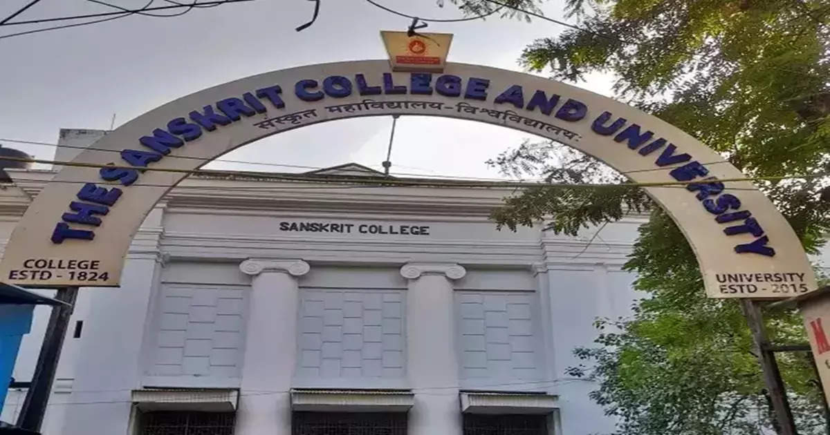 Sanskrit College and University : queer-রা ‘অ্যাবনর্মাল’ নয়, রামধনু প্রতিবাদ ক্যাম্পাসে – a student who identifies as queer in a sanskrit college is terrified by a professor comments