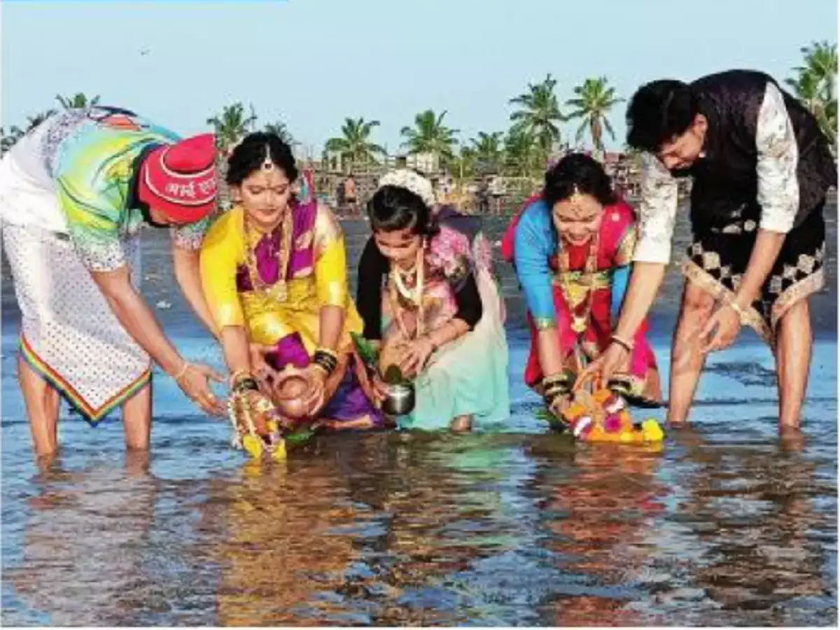 माझ्या बोटीला भरपूर मासळी गावू दे; नारळी पौर्णिमेनिमित्त दर्याराजाला कोळी बांधवांचे साकडे माझ्या बोटीला भरपूर मासळी गावू दे; नारळी पौर्णिमेनिमित्त दर्याराजाला कोळी बांधवांचे साकडे