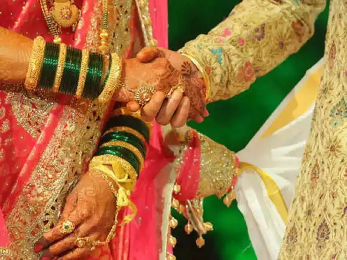 कॉन्ट्रॅक्ट मॅरेजच्या नावाखाली भयंकर प्रकार; एका महिलेचे ५ जणांसोबत लग्न, नागपुरात टोळी अटकेत कॉन्ट्रॅक्ट मॅरेजच्या नावाखाली भयंकर प्रकार; एका महिलेचे ५ जणांसोबत लग्न, नागपुरात टोळी अटकेत