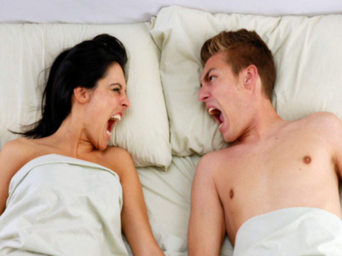पुरुषों के लिए सबसे खतरनाक है ये सेक्स पोजिशन - these are the most  dangerous sex positions for men - Navbharat Times