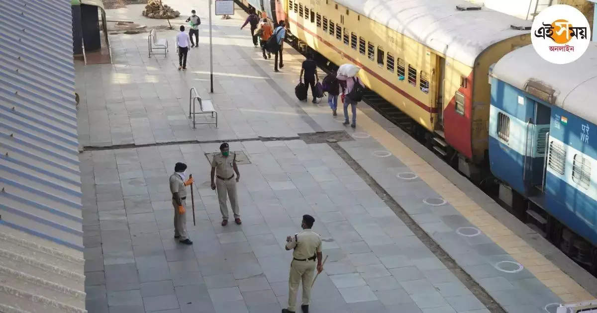 Local Train,ট্রেনে হারানো ব্যাগ ফিরে পেয়ে কেঁদে ফেললেন যাত্রী – rpf help a passenger to recover a lost bag on a train