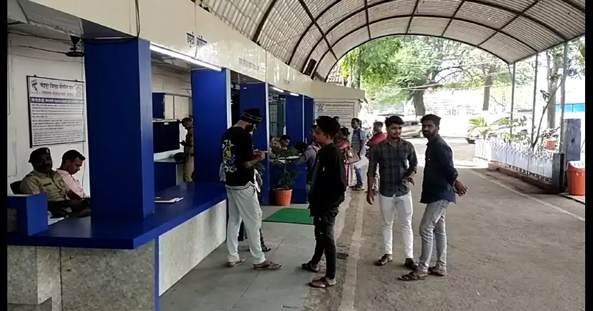 विद्यार्थ्यांमध्ये वाद; मात्र ठाकरे -शिंदे गट भिडले, थेट पोलीस स्टेशनमध्येच राडा, काय घडलं? विद्यार्थ्यांमध्ये वाद; मात्र ठाकरे -शिंदे गट भिडले, थेट पोलीस स्टेशनमध्येच राडा, काय घडलं?