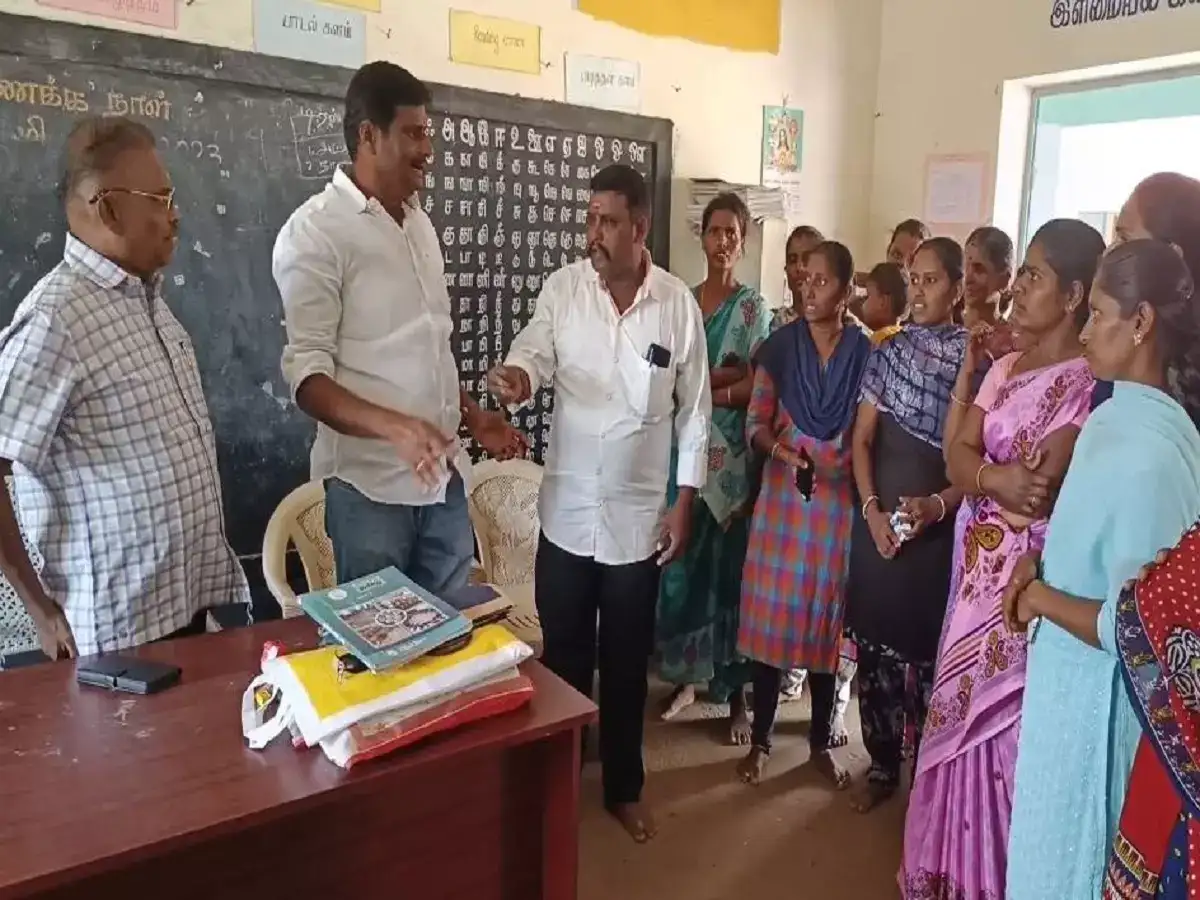 திருப்பூர்: கழிவறைகளை சுத்தம் செய்த மாணவிகள்... தலைமை ஆசிரியை மீது பெற்றோர் புகார்! 
