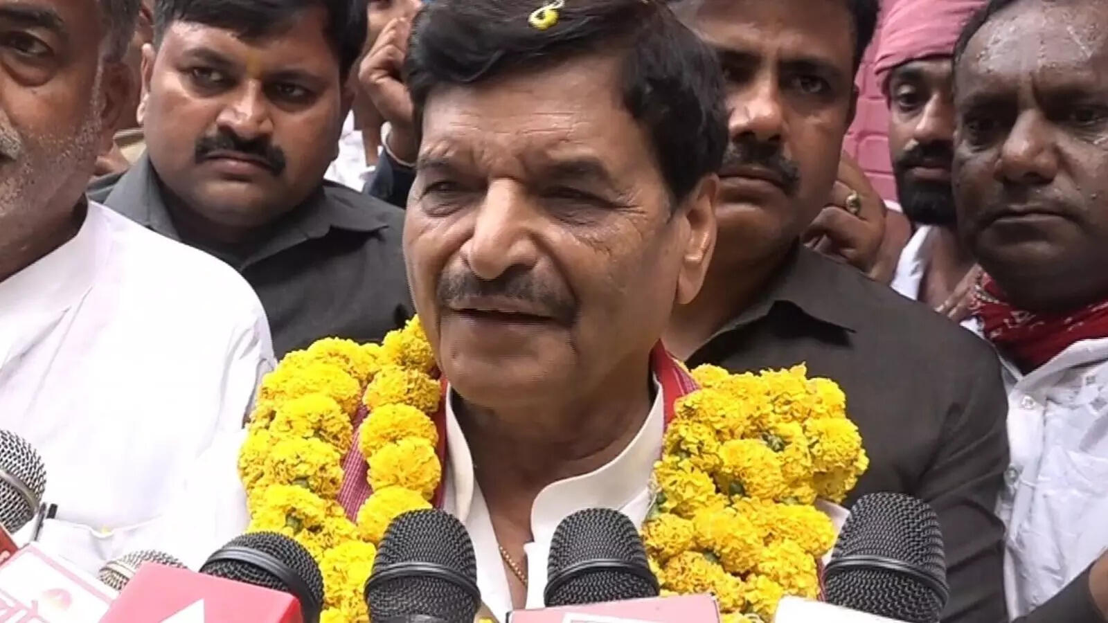 Those who don’t obey constitution are rioters…False cases are being filed against SP people, Shivpal attacks BJP.

 Trending Global News