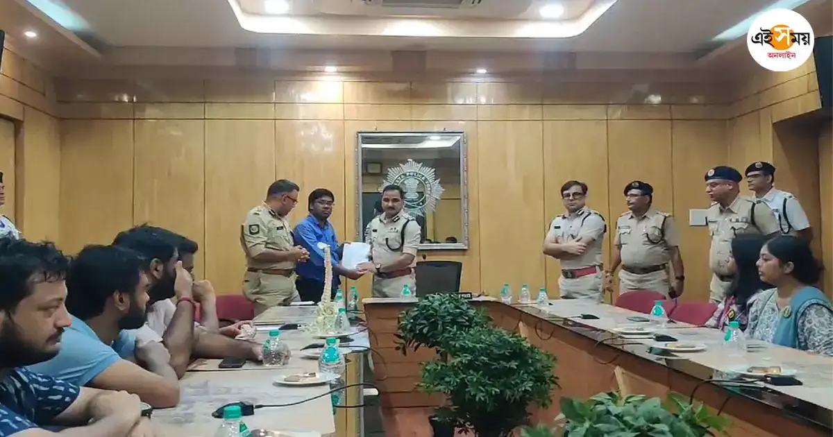 RG Kar Latest News,লালবাজারের কাছে অবস্থান বিক্ষোভ উঠল, সিপি-র পদত্যাদের দাবিতে অনড় চিকিৎসকরা – rg kar doctors are not satisfied after meeting with kolkata police commissioner RG Kar Latest News,লালবাজারের কাছে অবস্থান বিক্ষোভ উঠল, সিপি-র পদত্যাদের দাবিতে অনড় চিকিৎসকরা – rg kar doctors are not satisfied after meeting with kolkata police commissioner