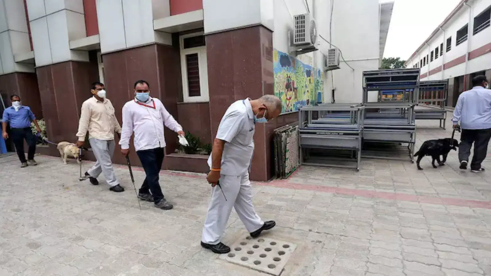 படிக்கிற பையன் பாக்குற வேலையா இது? பள்ளிகளுக்கு வெடிகுண்டு மிரட்டல்.. 12 ஆம் வகுப்பு மாணவனை சுத்துப்போட்டு தூக்கிய போலீஸ்! 