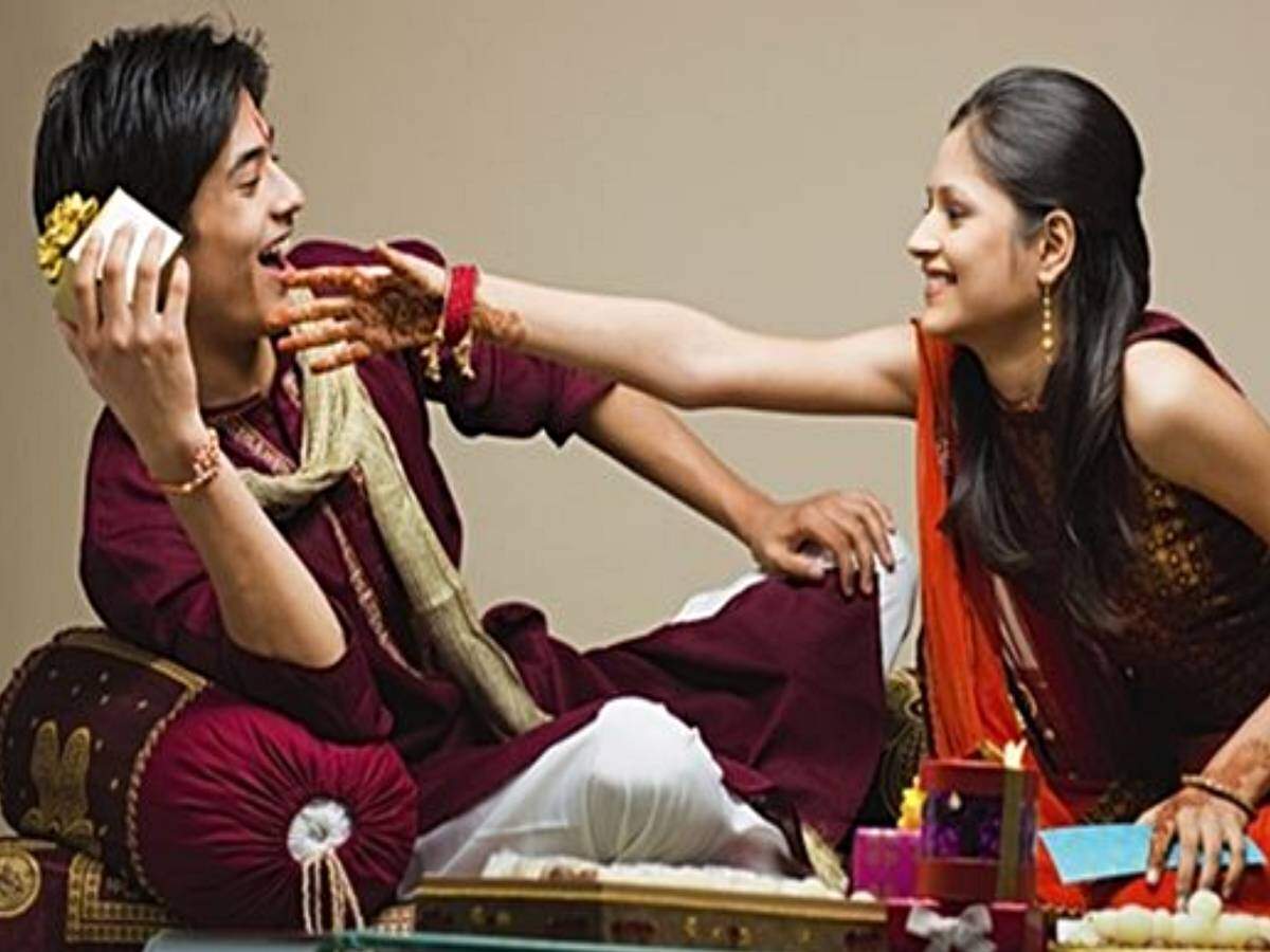 Rakshabandhan 2020 : अपने भाइयों को Rakhi बांधने के साथ गिफ्ट में दे सकती हैं ये खास चीज - buy online rakshabandhan 2020 gift for brother rakhi with gift - Navbharat Times