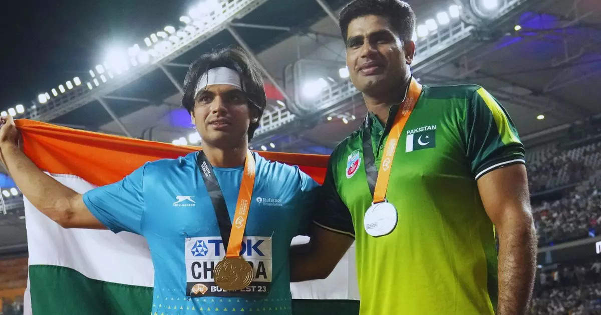 watch neeraj chopra calls arshad nadeem to pose with indian flag pakistani athlete does this World Athletics Championships