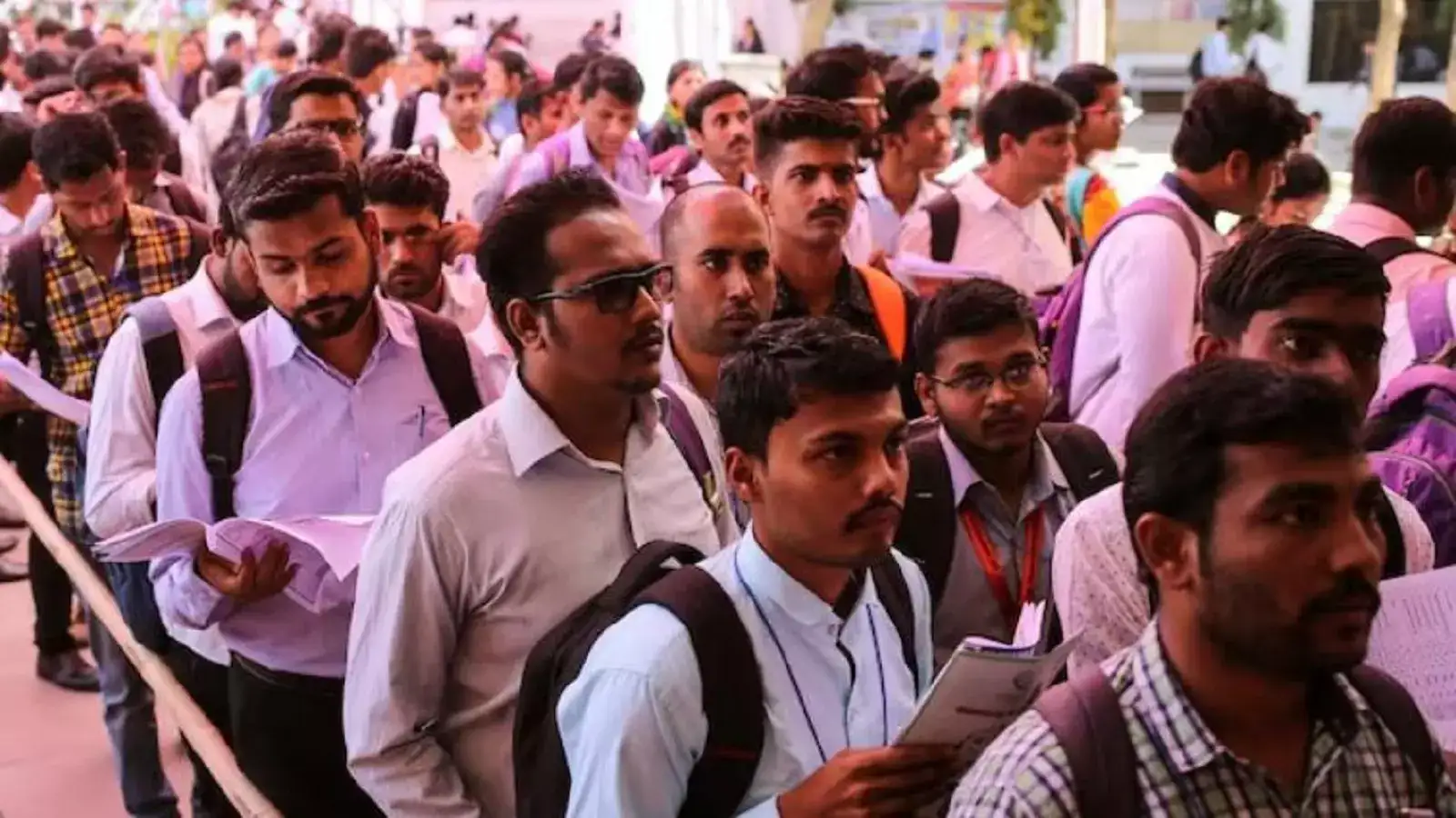 இந்தியாவில் குறையும் வேலையின்மை பிரச்சினை.. வெளியான ரிப்போர்ட்! 