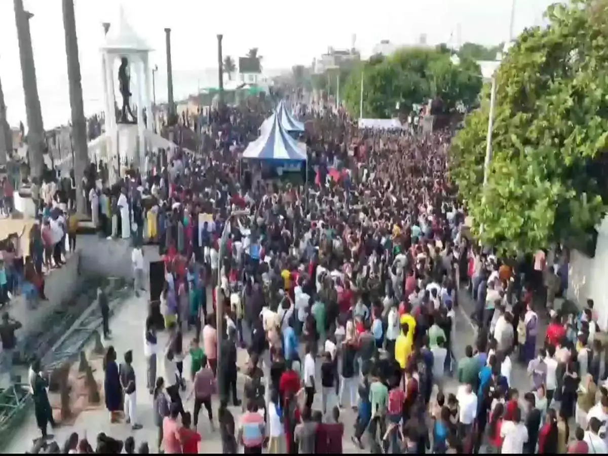 புதுச்சேரி கடற்கரை சாலையில் களைகட்டிய ஹேப்பி ஸ்ட்ரீட் நிகழ்ச்சி! ஆயிரக்கணக்கானோர் உற்சாக கொண்டாட்டம்! 