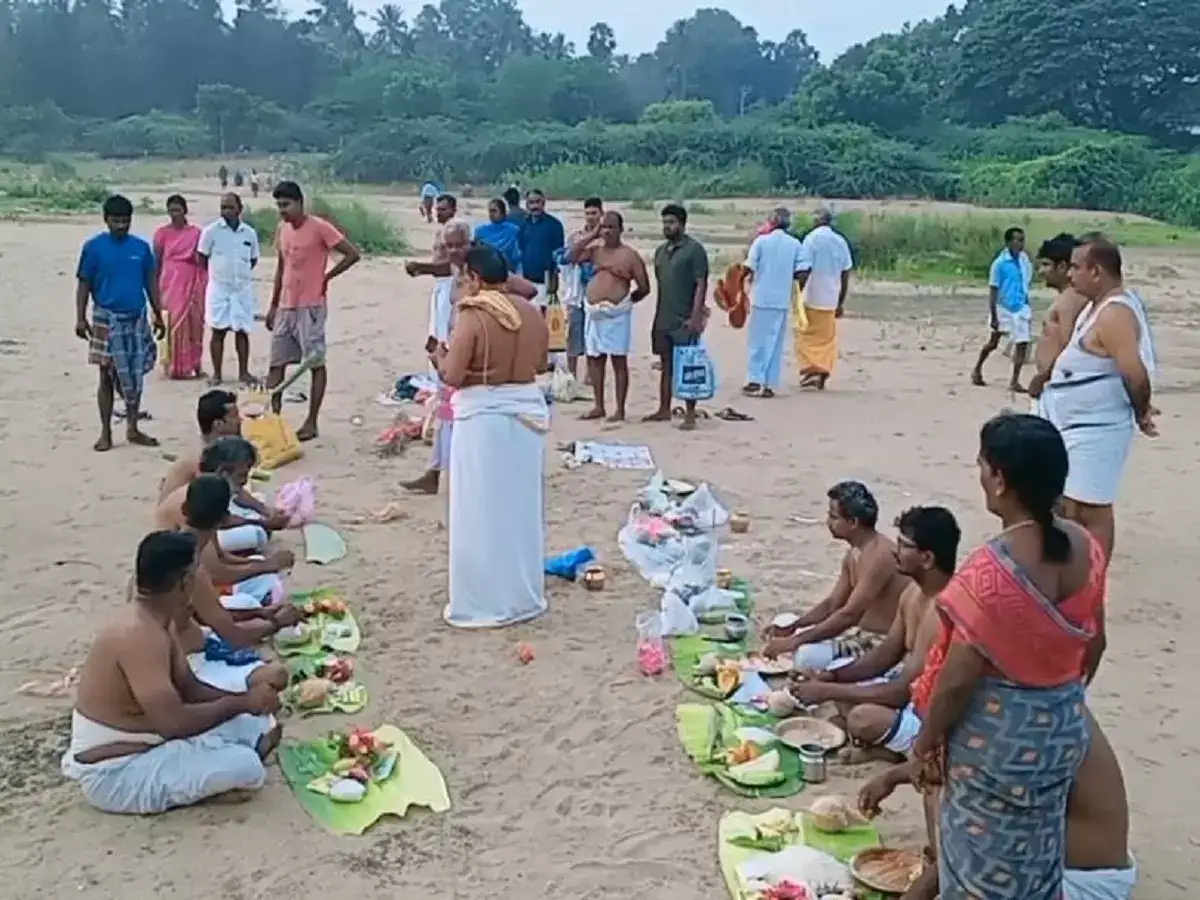 மகாளய அமாவாசை: கரூர் காவிரி ஆற்றில் முன்னோர்களுக்கு தர்ப்பணம் 