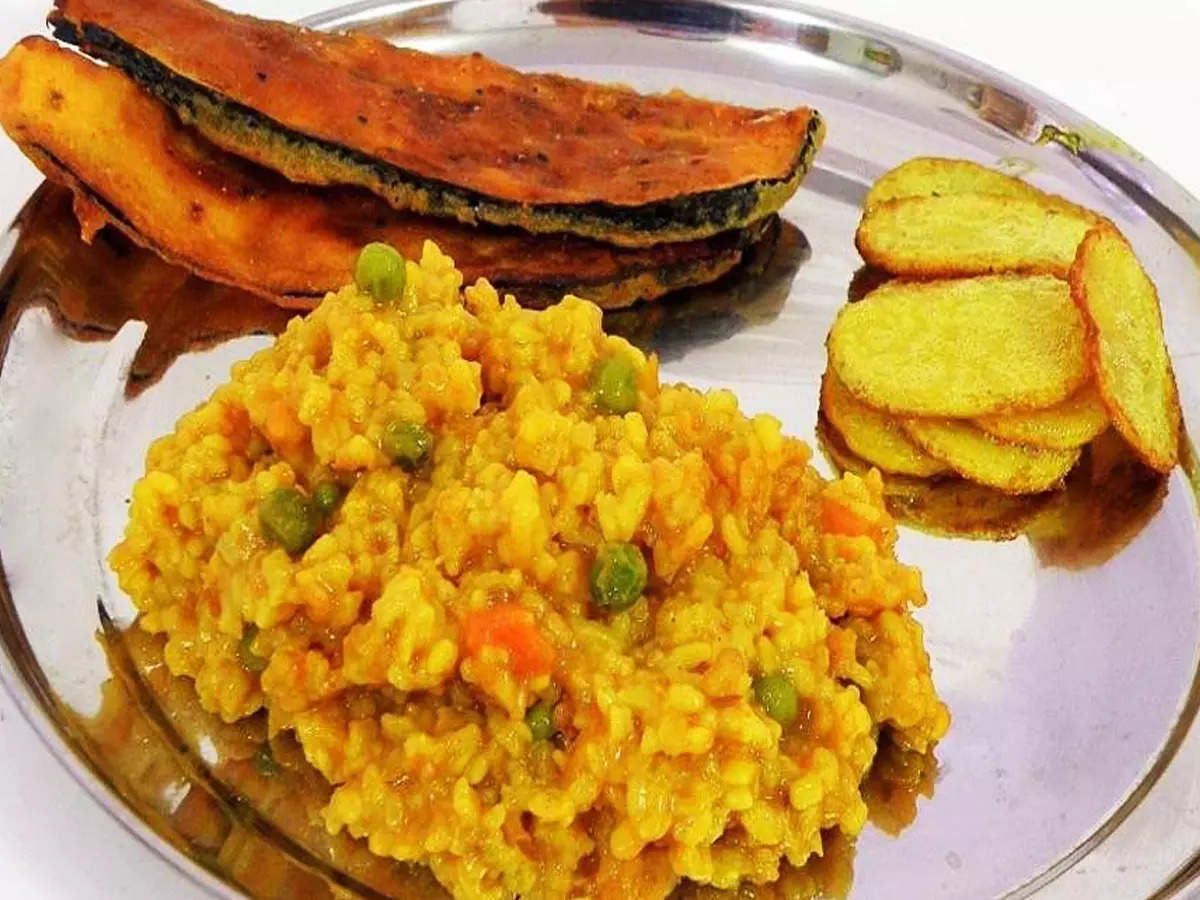 Bengali Style Khichuri Recipe The Khichdi Recipe That's So Tasty! - চাল যত  ডাল তত, ভারী বর্ষণে হেঁসেলে 'হিট' সাবেক খিচুড়ি! | Eisamay