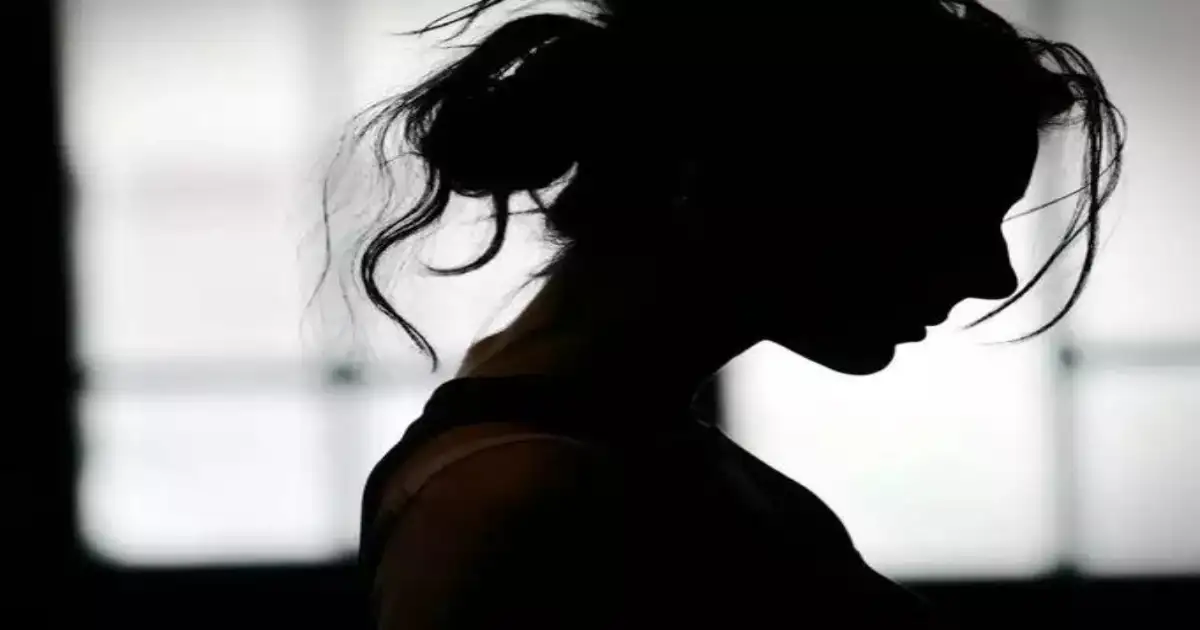मित्रासोबत फोटो पडला महागात, दुसऱ्या दिवशी मोबाईल पाहताच हादरली; डोंबिवलीत तरुणीचं टोकाचं पाऊल मित्रासोबत फोटो पडला महागात, दुसऱ्या दिवशी मोबाईल पाहताच हादरली; डोंबिवलीत तरुणीचं टोकाचं पाऊल