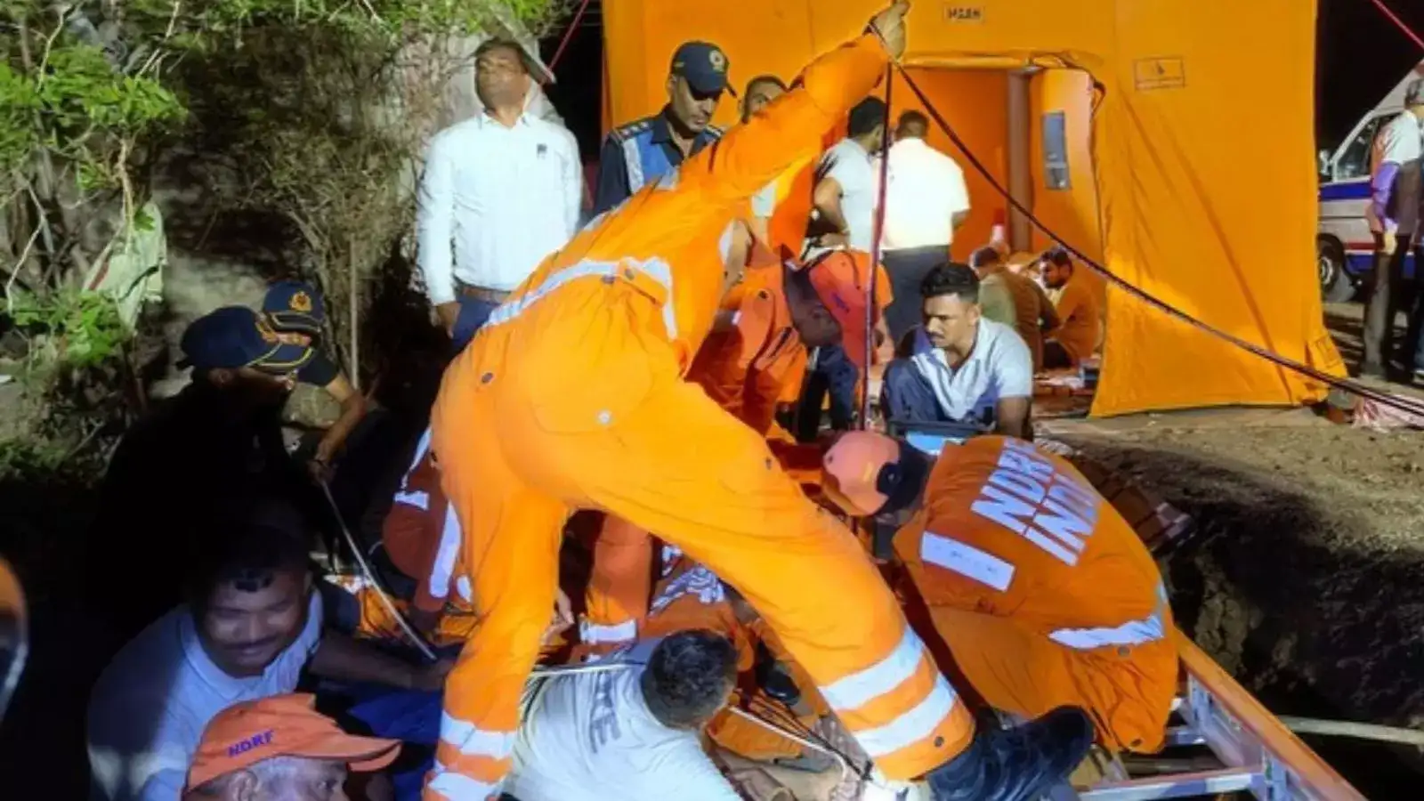 ஆழ்துளை கிணற்றில் விழுந்த ஒன்றரை வயது பெண் குழந்தை.. 17 மணி நேர போராட்டத்திற்கு பின் சடலமாக மீட்பு! 