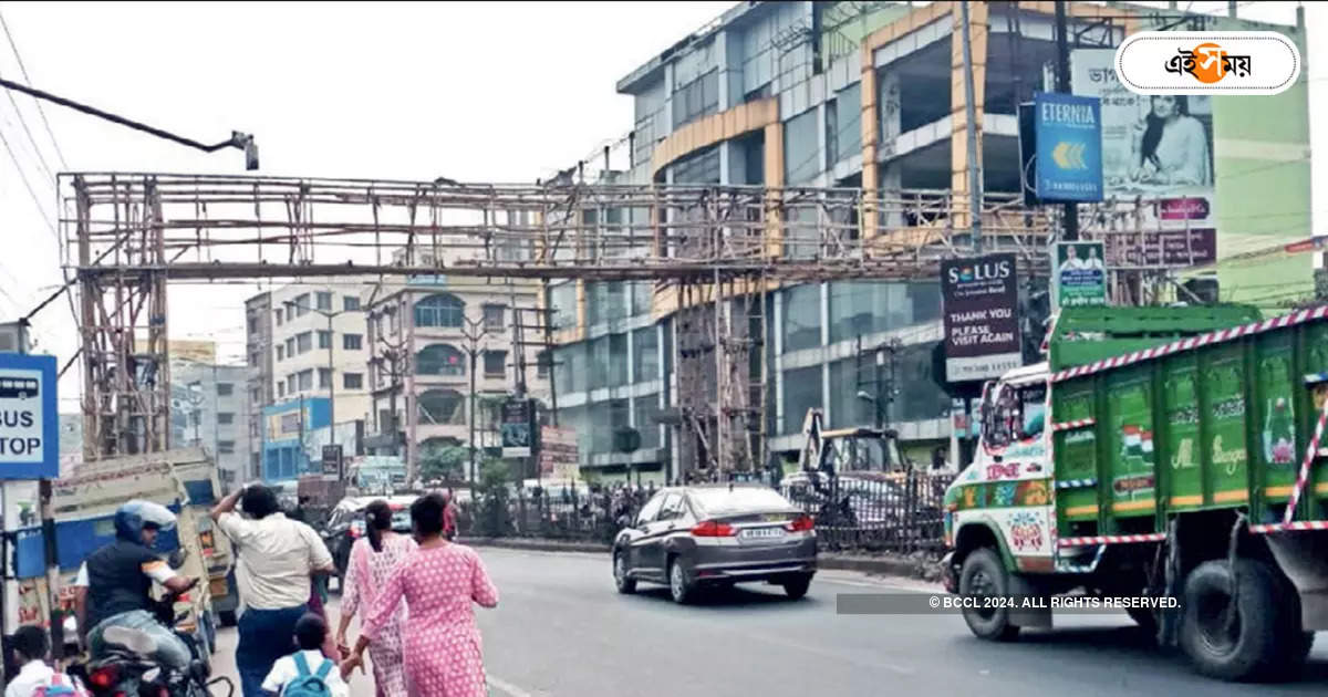 Jessore Road : ফ্লেক্স নেই, বিপজ্জনক ভাবে তোরণ ঝুলছে যশোর রোডে – bamboo arch hangs dangerously on jessore road