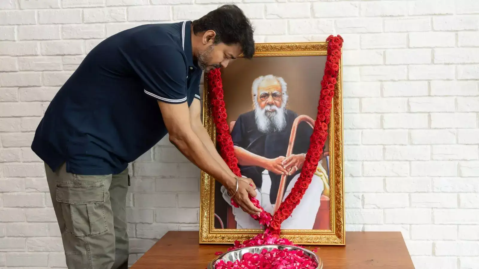 பெரியார் படத்திற்கு மரியாதை செலுத்திய விஜய்.. உண்மையான சமூக நீதிப் பாதையில் பயணிக்க அழைப்பு! 