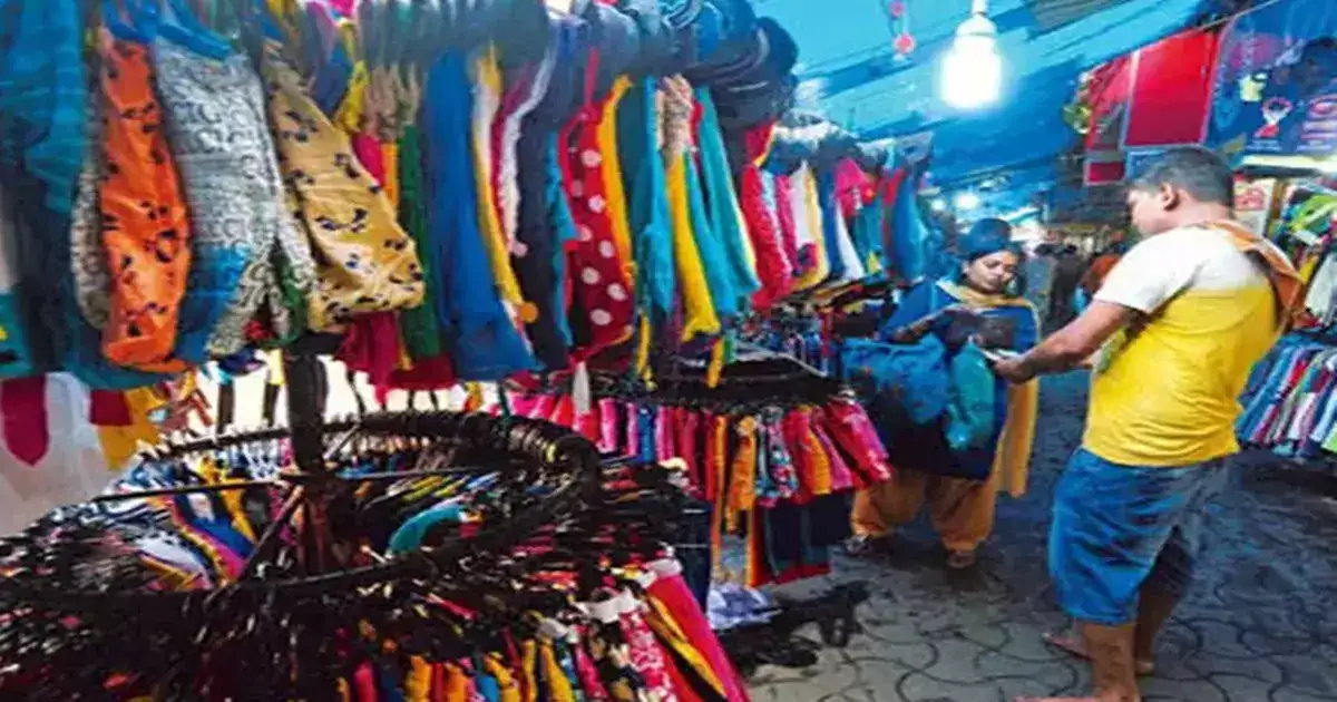 Gariahat Market : শপ-লিফ্টার্সদের নিয়ে আমেরিকায় জেরবার ওয়ালমার্টও, তালাবন্দি চকোলেট-ডিও-শ্যাম্পু – shopkeepers on the pavements are locking glass shelves in crowded gariahat for shop lifters