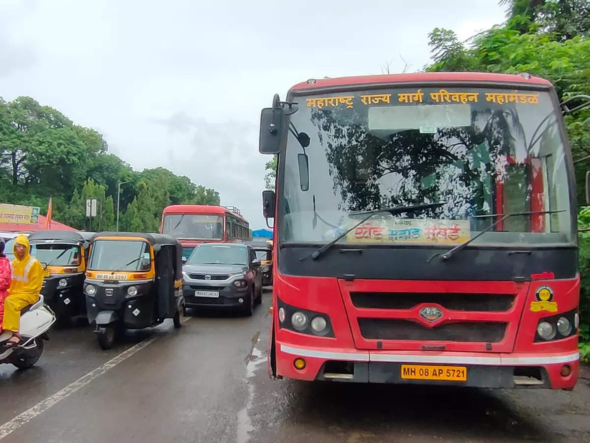 घाईघाईत रस्ता ओलांडणाऱ्या महिलेला भरधाव एसटीची धडक, काही समजायच्या आत सगळं संपलं