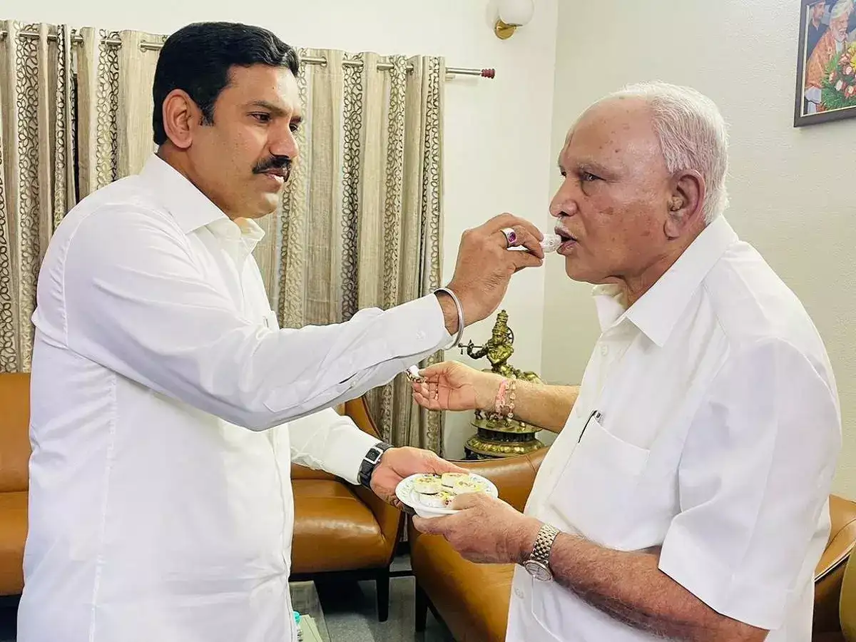 பி.ஒய்.விஜயேந்திரா கையில் முதல் அசைன்மென்ட்... சர்ப்ரைஸ் மூடில் எடியூரப்பா... பாஜக ஆட்டம் இனி தான் ஆரம்பம்! 