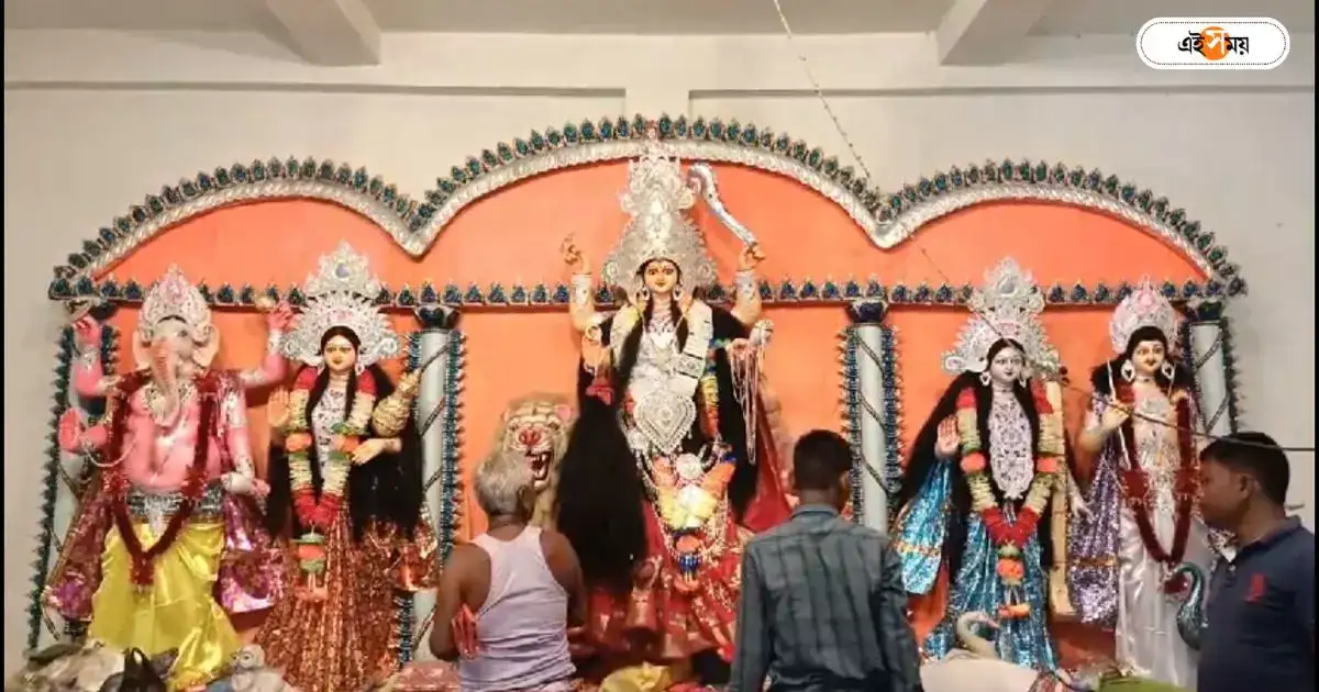 দুর্গা পুজো 2023 : দর্শমীতে চতুর্ভুজা দুর্গার বোধন, মহাধুমধামে পুজো! বাংলার গ্রামে ৫০০ বছর ধরে এভাবে দেবী বন্দনা – durga puja organised in a different way on the day of bijaya dashami in uttar dinajpur raiganj