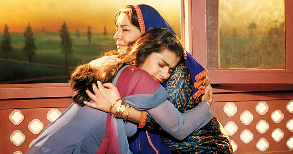 DDLJ: When Farida Jalal's eyes were filled with tears, Kajol was making different faces, a funny revelation after 29 years