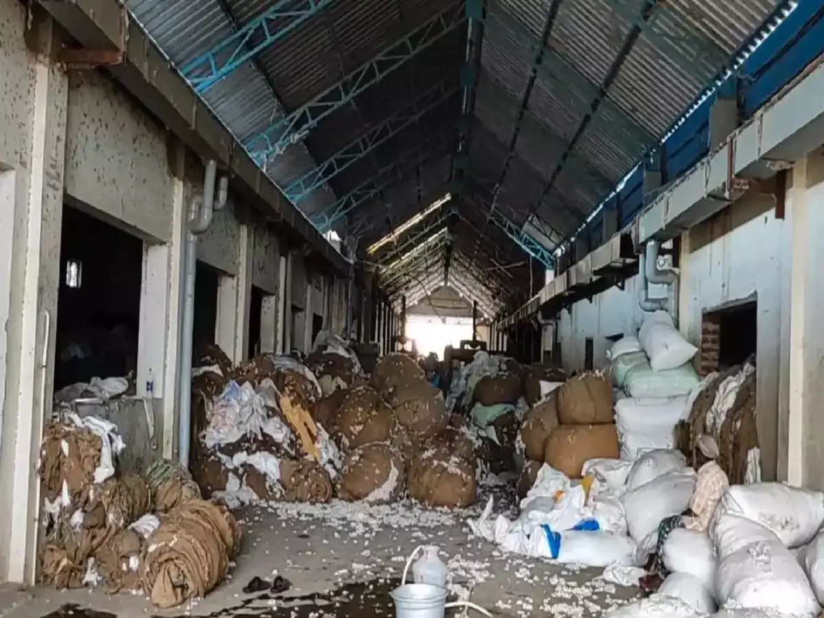 கோவில்பட்டி அருகே ஜின்னிங் பாக்டரியில் தீ விபத்து: பஞ்சு மூட்டைகள் எரிந்து நாசம்...! 