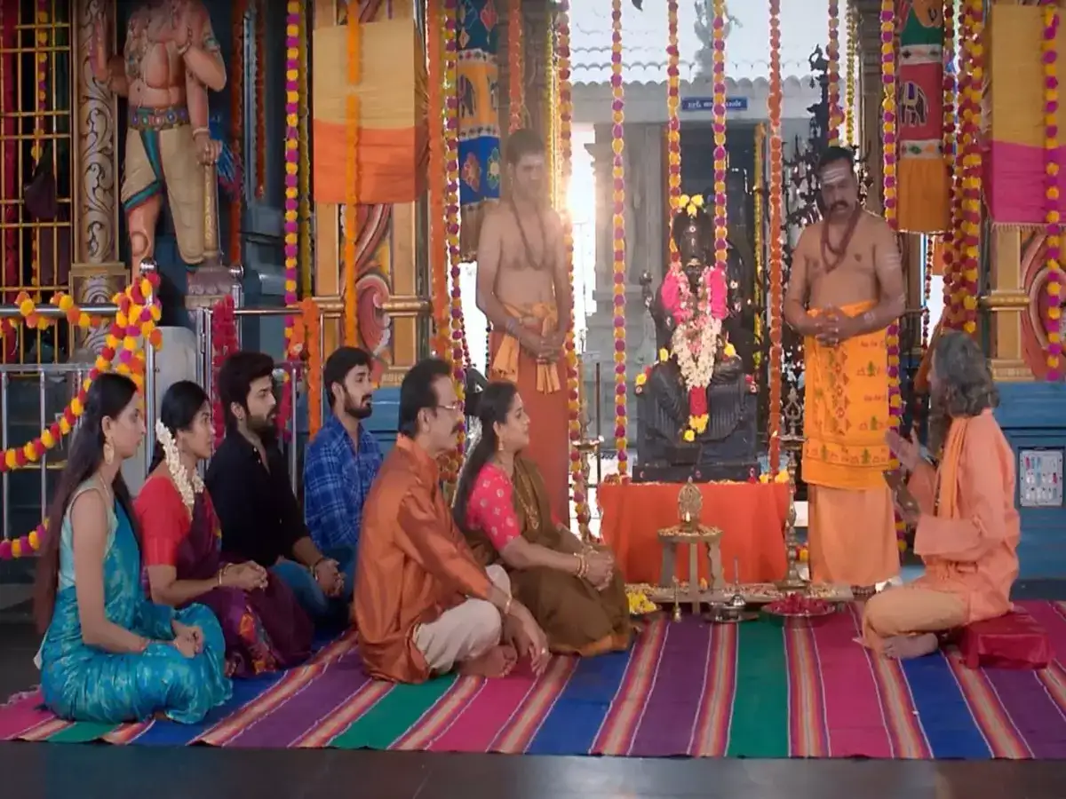 Karthigai deepam: ஐஸ்வர்யாவுக்கு அதிர்ச்சி கொடுத்த சாமியார்.. அபிராமி செய்ய போவது என்ன? கார்த்திகை தீபம் இன்றைய எபிசோட் அப்டேட் 