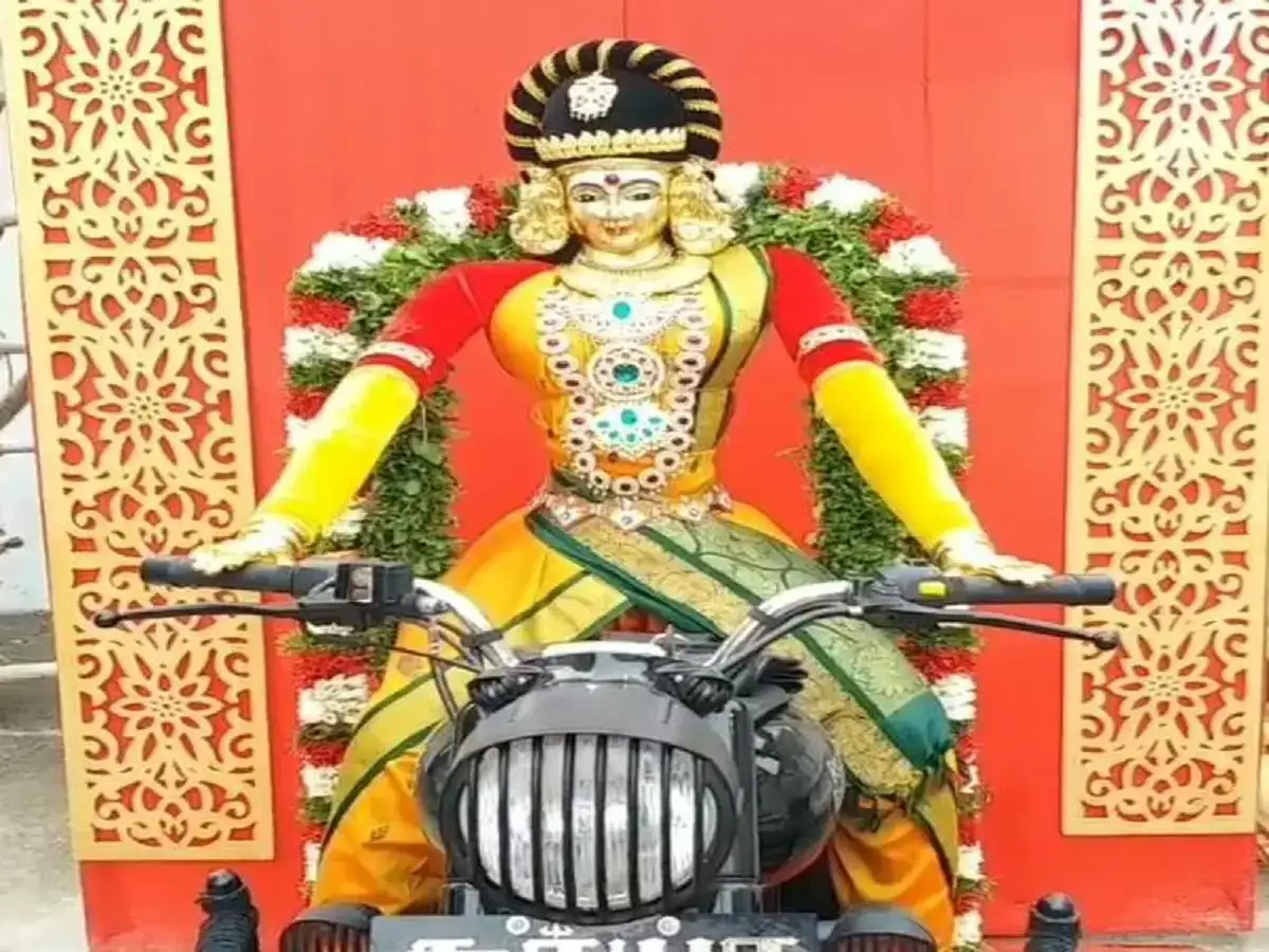 புல்லட் பைக்கில் தேனி முத்து மாரியம்மன்...! பக்தர்கள் ஆர்வத்துடன் தரிசனம் 