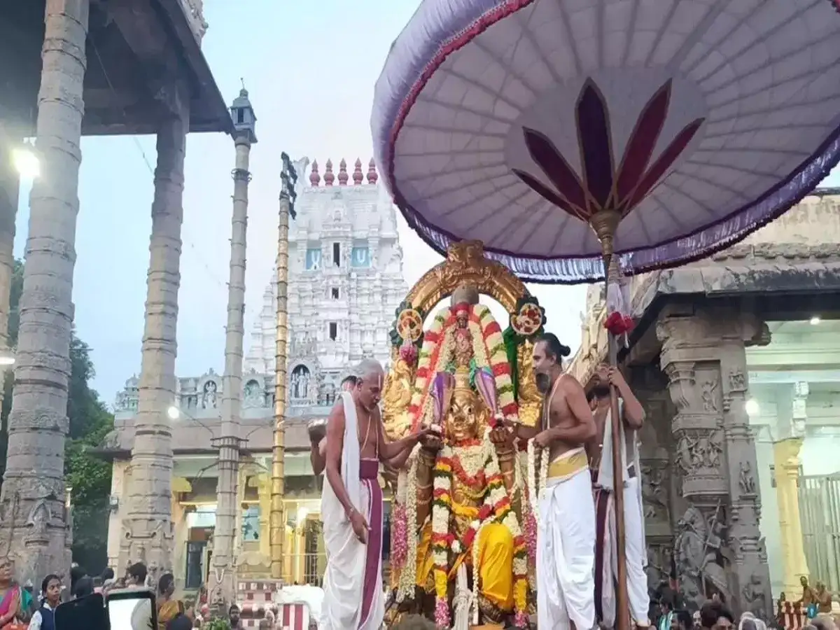 காஞ்சி வரதராஜ பெருமாள் கோவிலில் கருட சேவை: விண்ணை முட்டிய 'கோவிந்தா' கோஷம்...! 