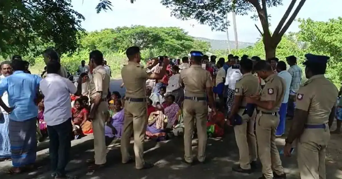 மதுரையில் பதற்றம்! போலீஸ் இன்ஸ்பெக்டரை கண்டித்து சாலை மறியல்.. போக்குவரத்து கடும் பாதிப்பு! 